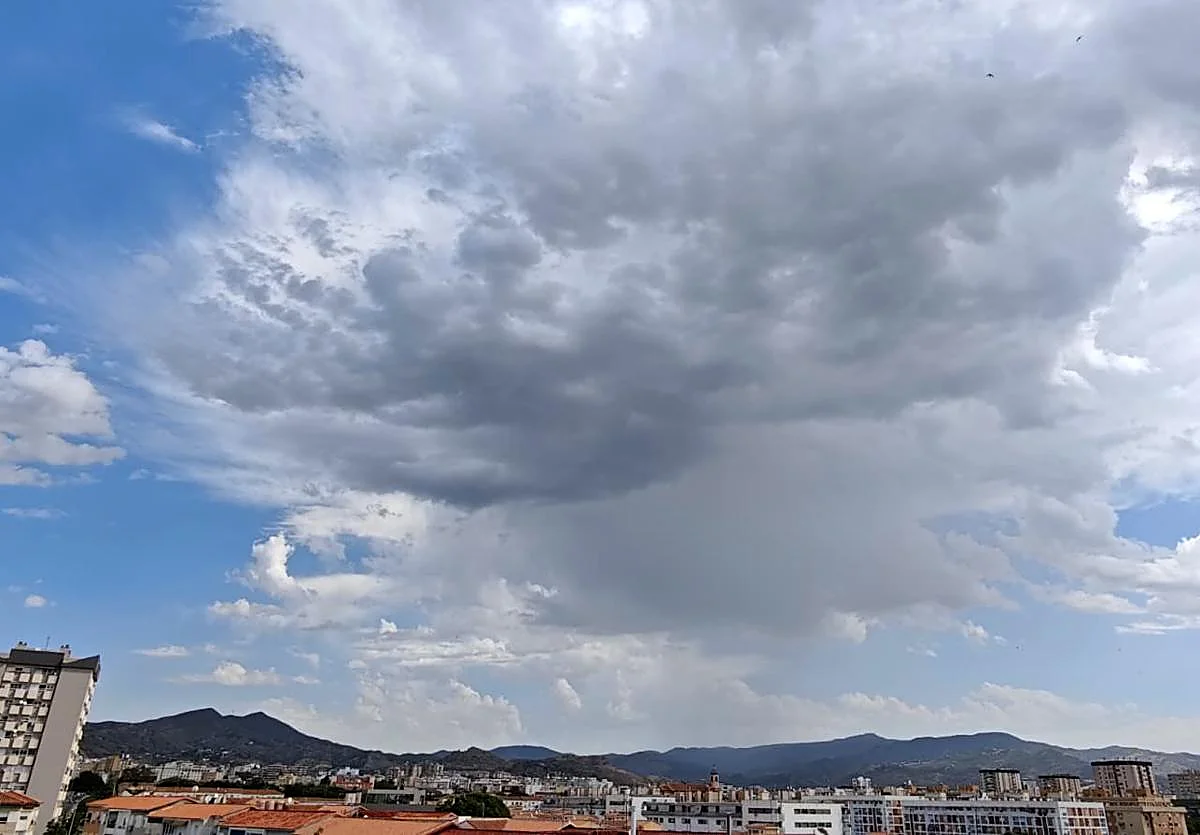 Una fugaz granizada sorprende a vecinos y turistas del Centro de Málaga este domingo