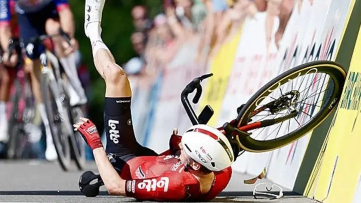 La caída (y victoria) más surrealista del año: gana el sprint, se estrella y cruza la meta arrastrándose