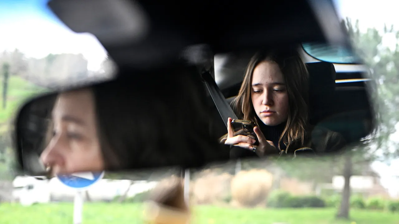 La imposible tarea de prohibir que adolescentes usen redes sociales