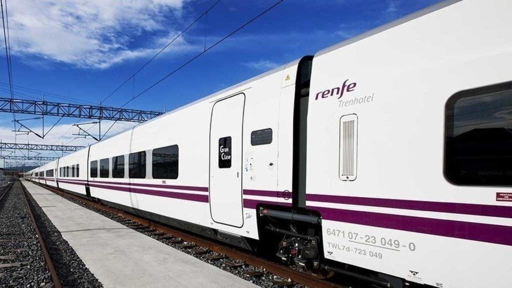 Renfe se sube al tren nocturno en Italia, pero en España lo rechaza pese a que la ley estrella de Puente estudia si es viable
