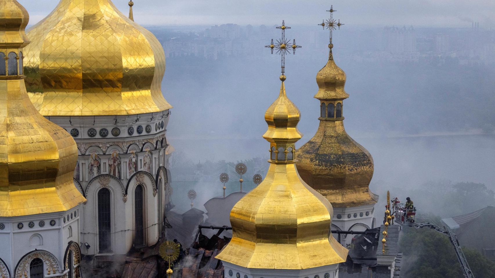 Rusia bombardea una histórica catedral de Kiev y mata a 9 personas en otro ataque masivo con misiles contra Ucrania