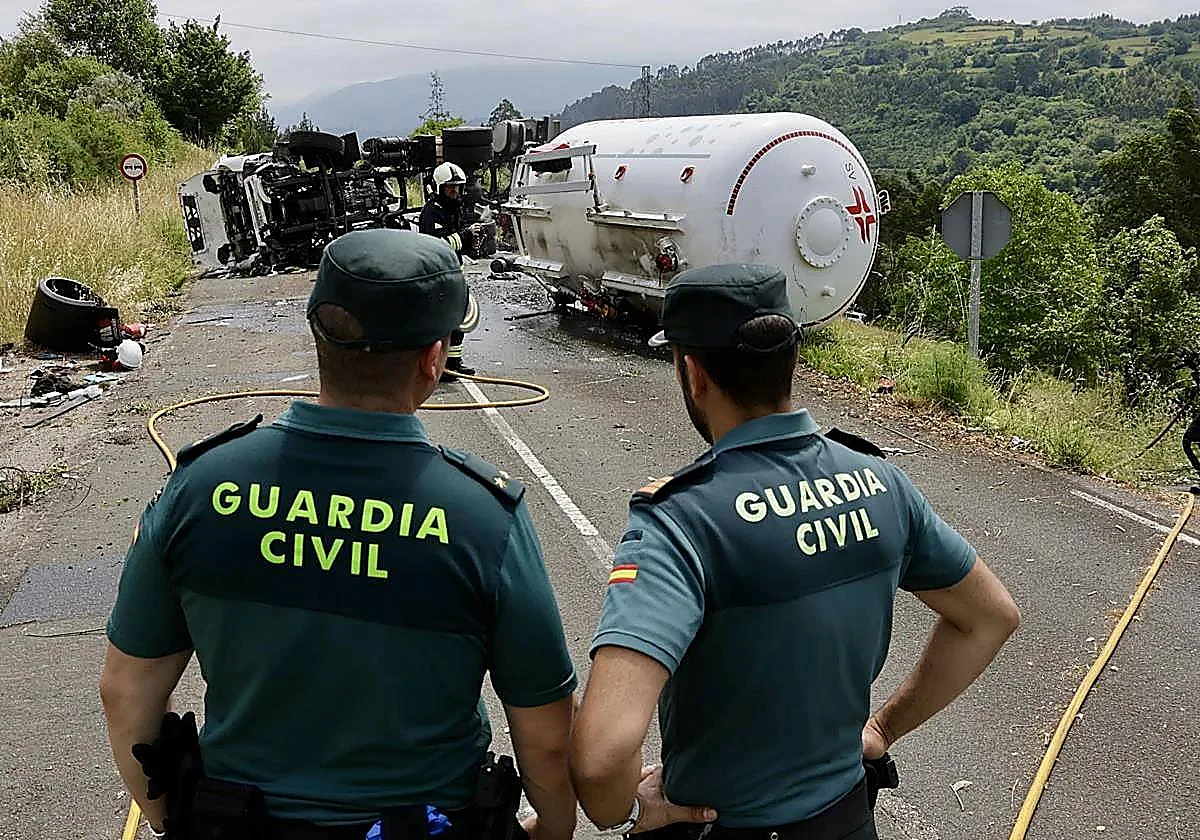 Vuelco en Asturias de un camión con gas: cortada la N-632 y un perímetro de 1.000 metros por riesgo de explosión