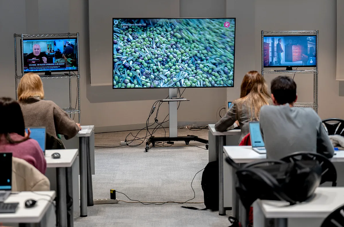 El PP roza la mayoría absoluta en los sondeos y el PSOE se derrumba