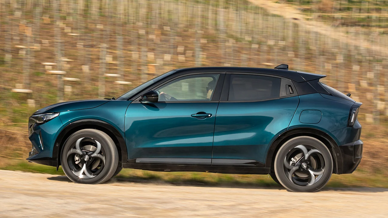 Solo gasta 4,8 litros, tiene 4.600 € de rebaja y no hay rival que le gane en dinámica, este SUV deja a Lexus sin respuesta