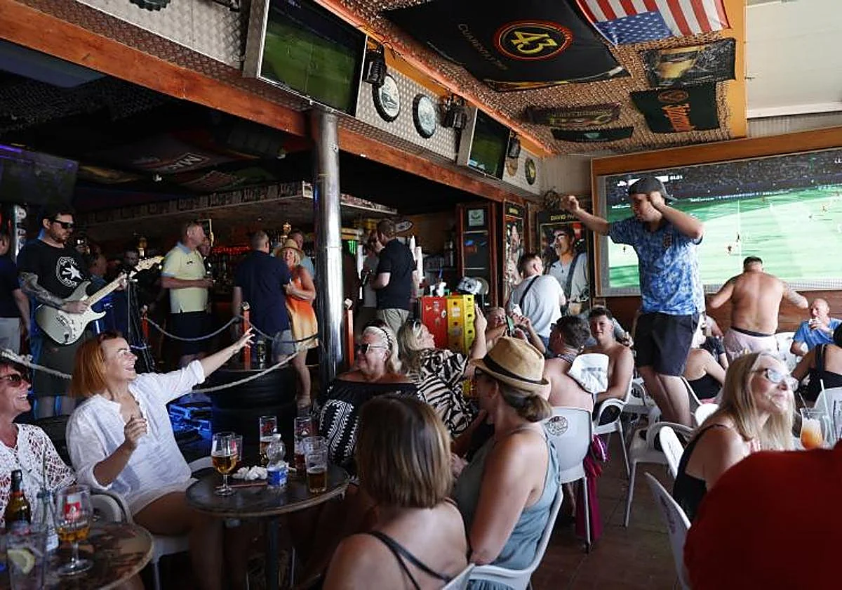 Benidorm bar owners ask council to relax terrace rules so England football fans can watch World Cup games