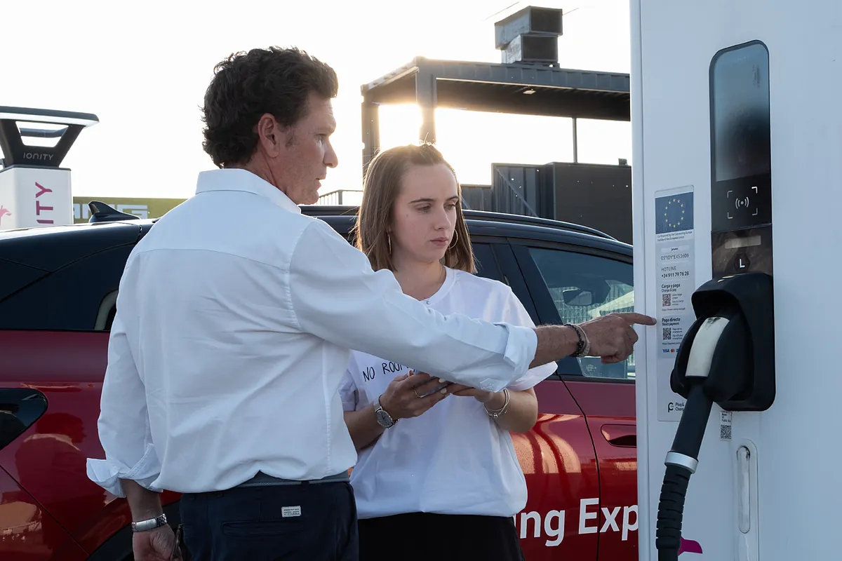 Volkswagen ofrece cursos a clientes de vehículo eléctrico: "Algunos no viajan porque no saben recargar"
