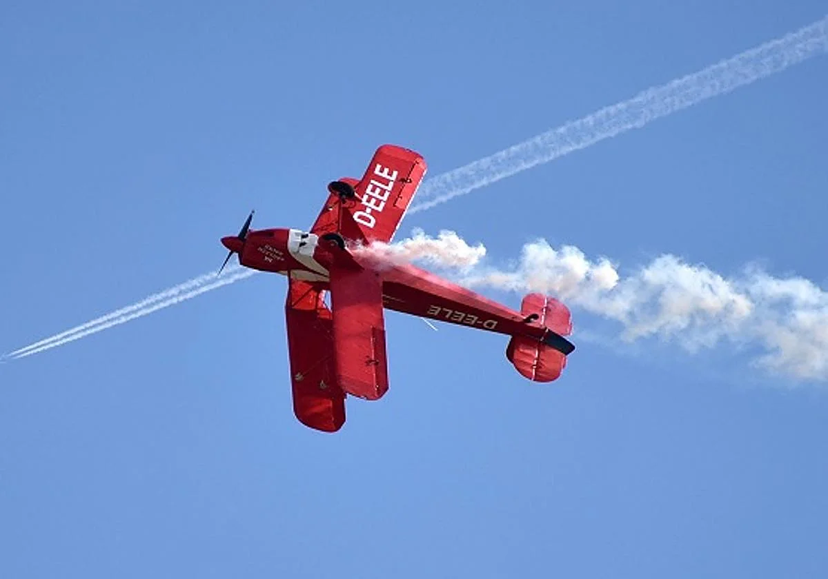 Herido el piloto de una avioneta de fumigación tras chocar contra una torre de alta tensión en Sevilla