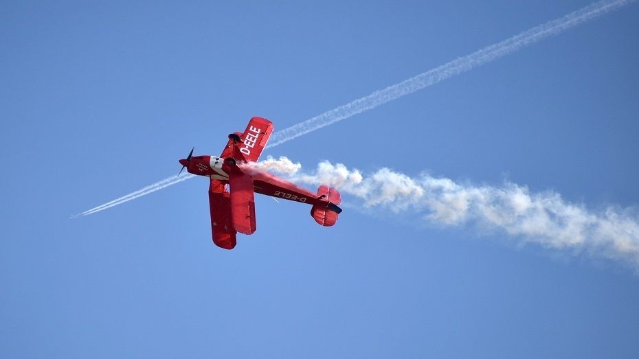 Herido el piloto de una avioneta de fumigación al chocar con una torre de alta tensión en un pueblo de Sevilla