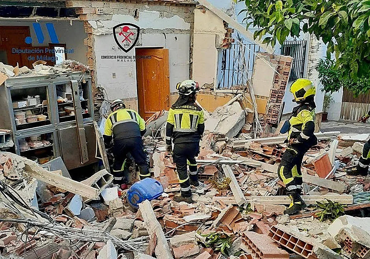 Axarquía 112: six adults and two children injured following gas explosion in restaurant