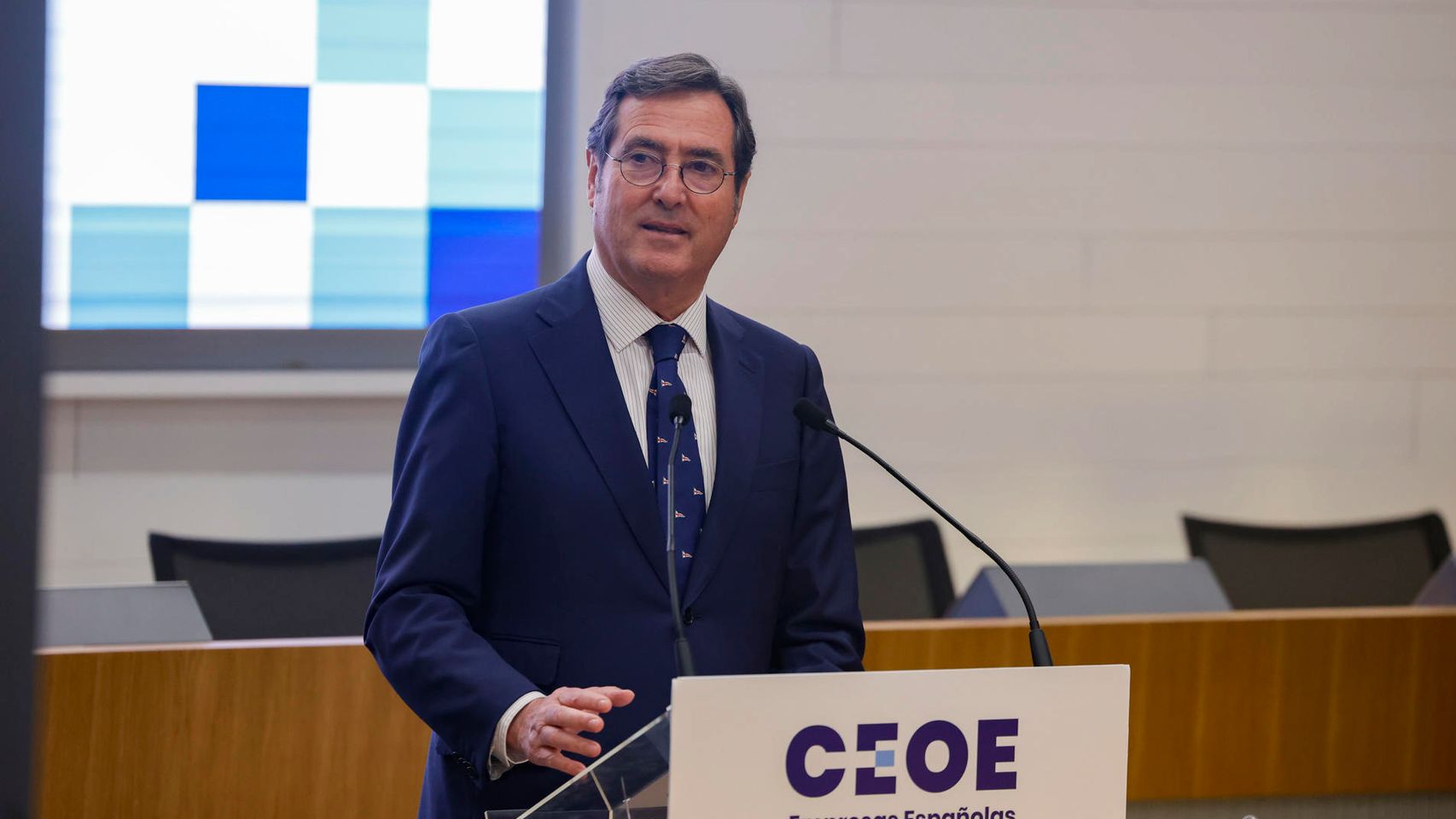 CEOE exige que la Seguridad Social asuma el coste total las bajas laborales ante la "pandemia" de absentismo