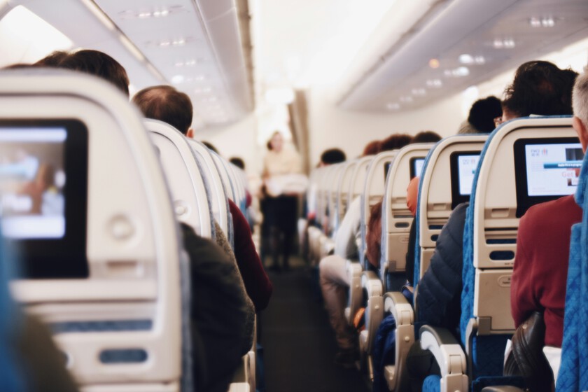 La UE pone fin a algunas de las prácticas más desesperantes de las aerolíneas. Que la maleta de mano sea gratis de verdad no es una de ellas