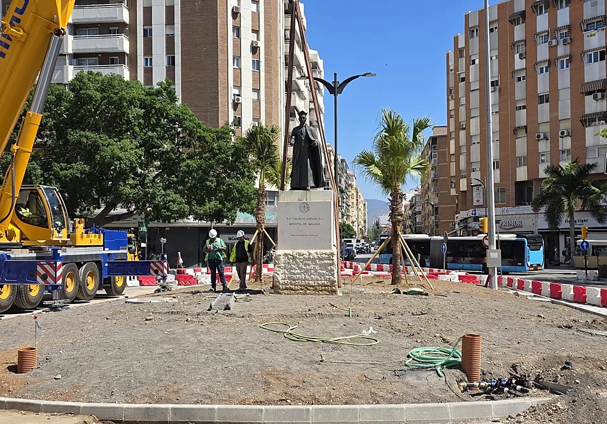 La estatua del padre Arnaiz regresa a su pedestal tras las obras del metro de Málaga