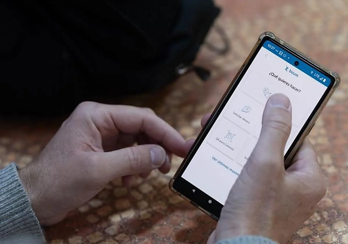 La 'generación Bizum' se expande al tiempo que el efectivo gana peso entre los más jóvenes