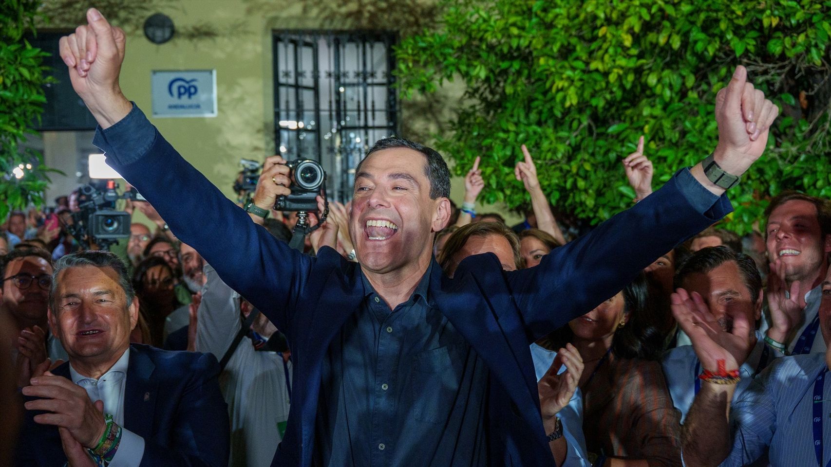 Andalucía cumple un mes desde el 17-M con un pacto 'ultrasecreto' en cocina y el 'no es no' de la izquierda a Moreno