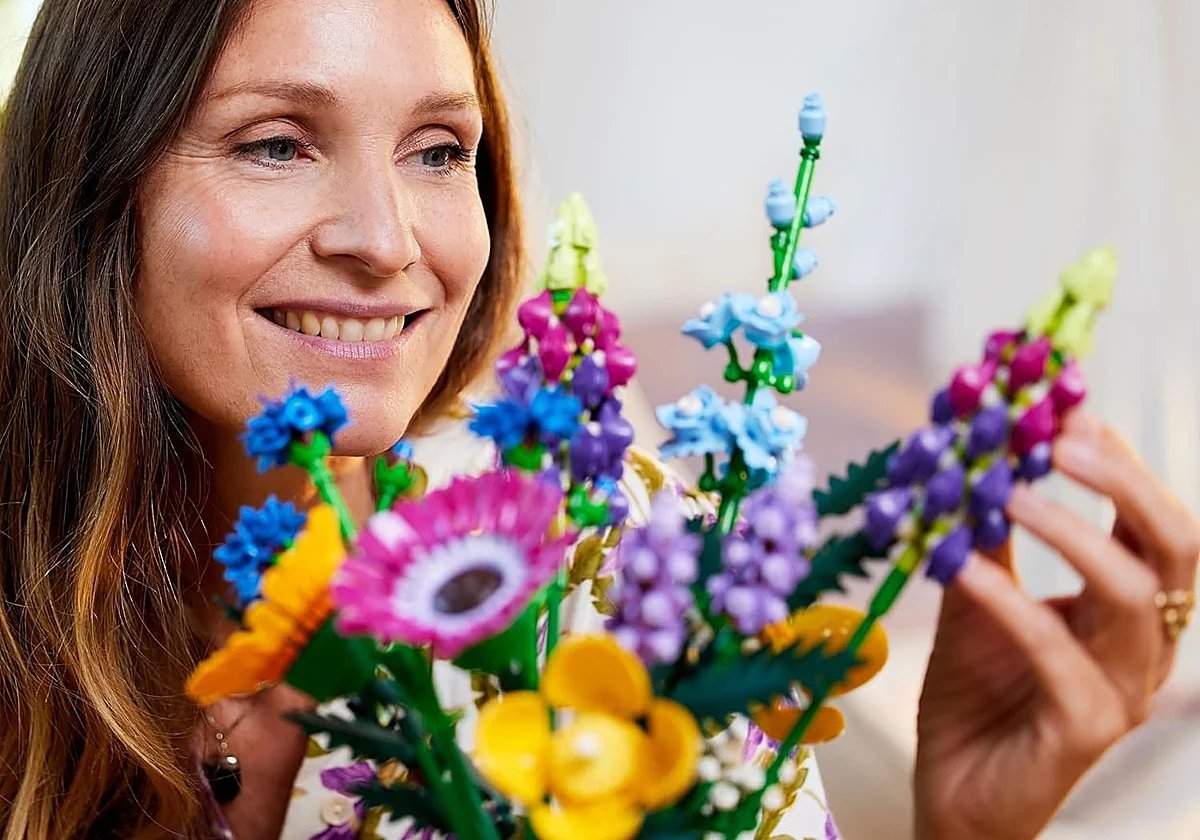 Crea un ramo personalizable y colorido con LEGO Botanicals Wildflower Bouquet
