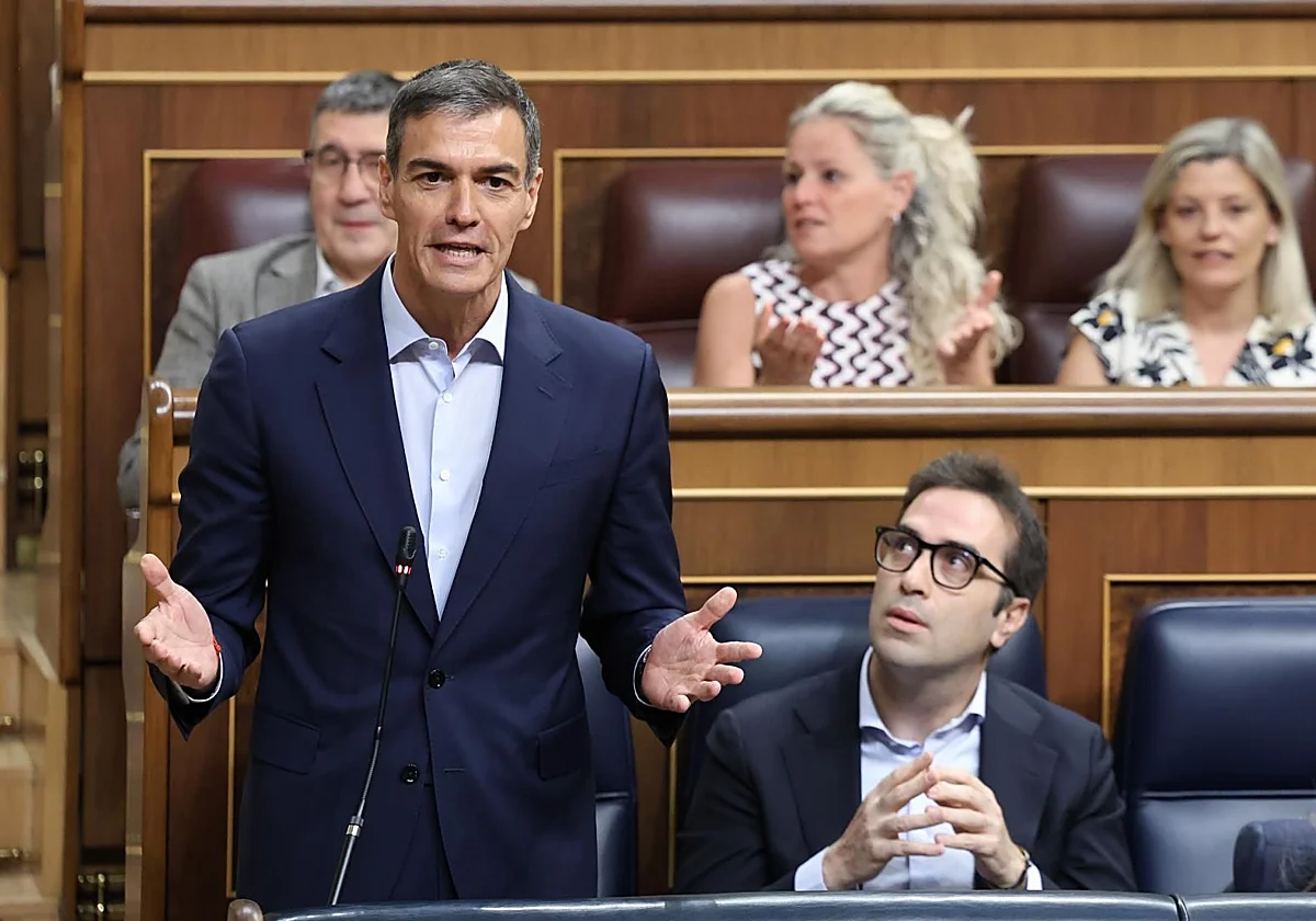 Feijóo acusa a Sánchez de «cobarde» por el veto a la enmienda que exigía elecciones y este le tacha de «Torquemada de la vida»
