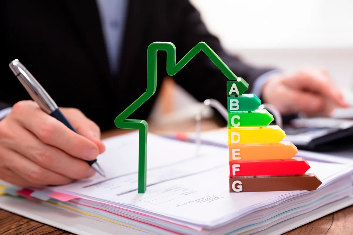 Guía Fiscal del IRPF: Deducciones por mejorar la eficiencia energética y el coche eléctrico