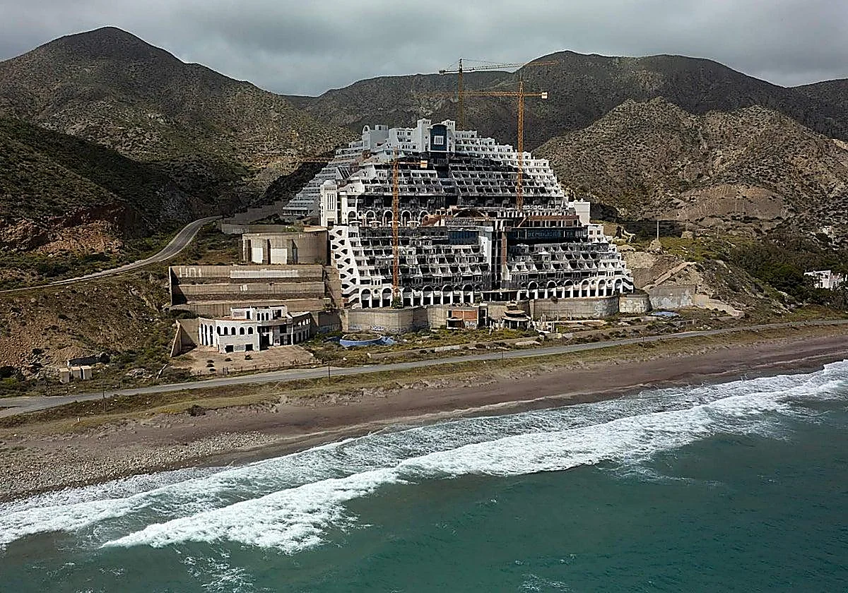 El PSOE de Carboneras y el exalcalde del PP se alían para retrasar la anulación de la licencia del Algarrobico