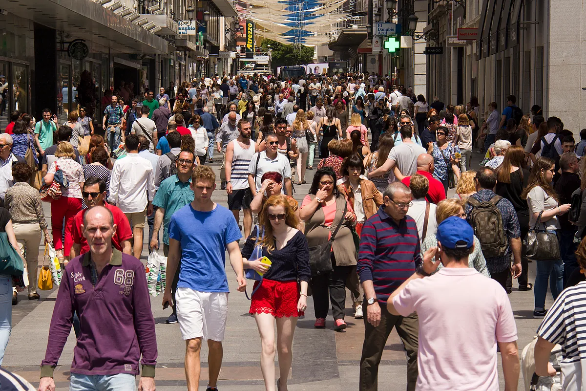 España rozará los 54 millones de habitantes en 2041 con un récord histórico de personas viviendo solas